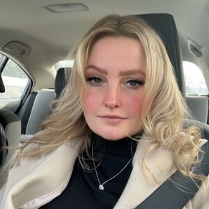 Meet your Posher, Larissa